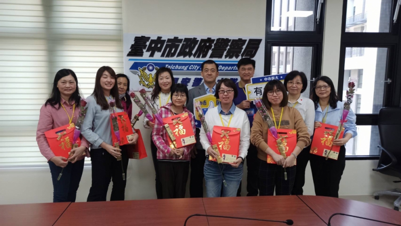 臺中市警察局保安大隊長王子雄致贈鮮花與巧克力讓女同僚度過美好的一天