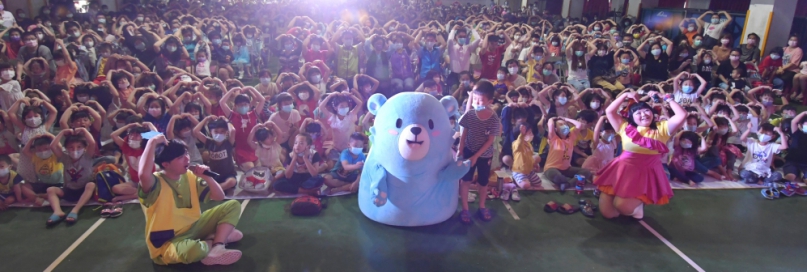 兒童劇鄉鎮巡演第一場在福興國中活動中心登場，小朋友好興奮，擺出歡喜poss。（照片縣府提供）