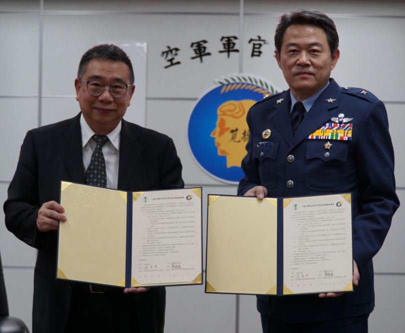 大葉校長梁卓中（左）與空軍官校唐校長（右）代表雙方簽署策略聯盟。（照片大葉提供）