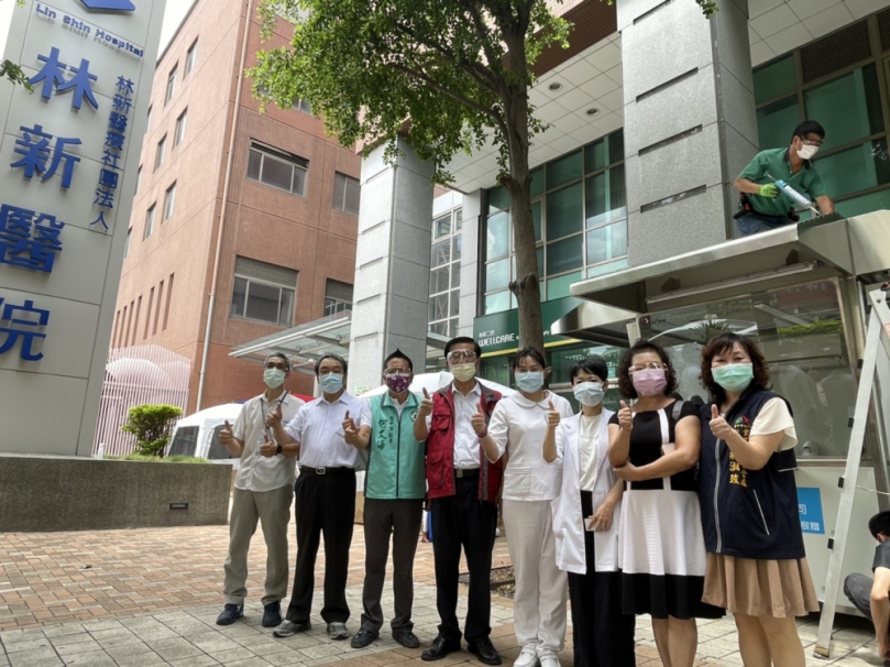 台中市議員何文海好友楊澄源夫婦捐贈一座正壓檢疫亭給林新醫院使用
