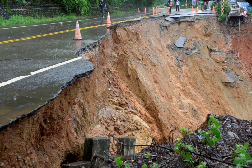 一場豪大雨，造成花壇鄉三芬路靠近139線大彰路的路面崩塌。（照片縣府提供）