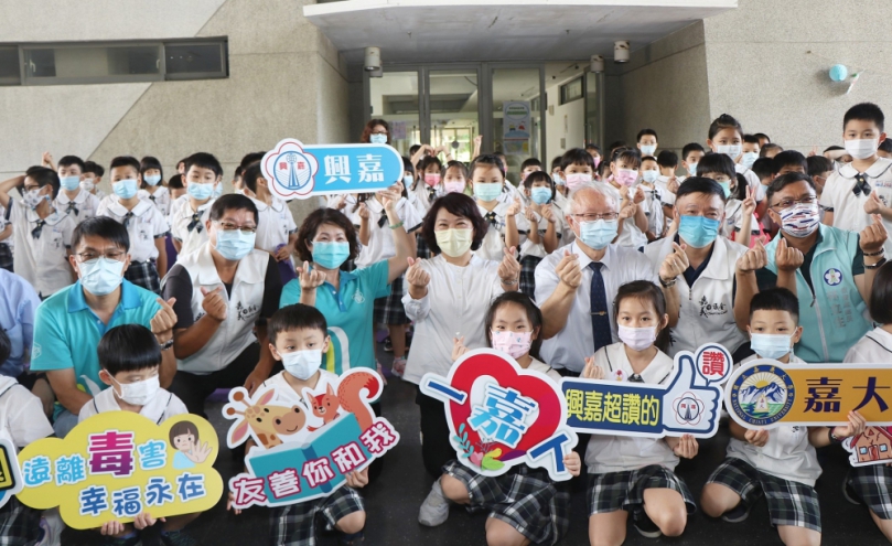 開學首日 嘉義市興嘉國小學童「直升」嘉義大學校園上課 展現兩校友好互助