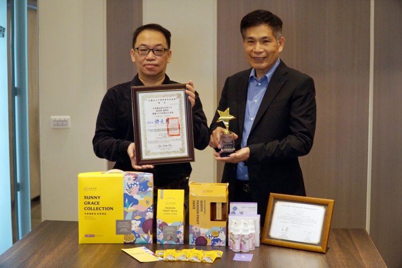 台香董事長劉清尊（右）獲全國最佳企業家獎，左為大葉育成中心主任吳建一。（照片大葉提供）