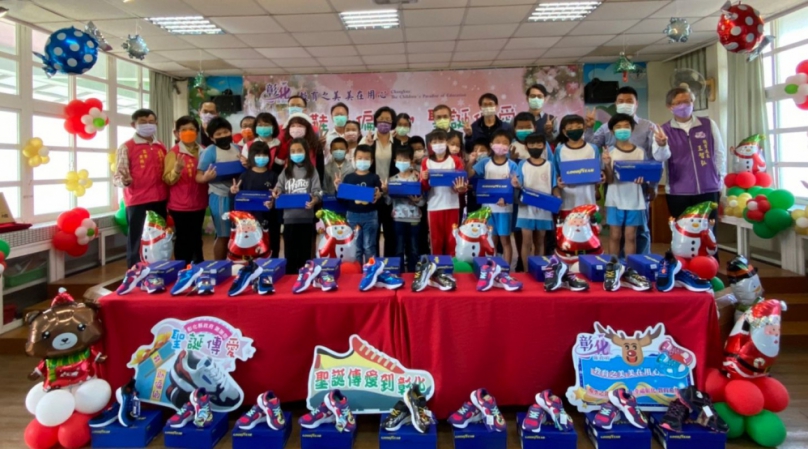 桃園圓夢協會與愛心人士採購1512雙新鞋，贈給彰化77所學童。（照片縣府提供）