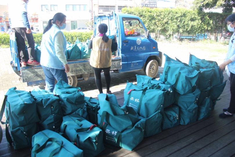 頂新和德基金會送200個福慧袋給永靖鄉經濟弱勢家庭。（照片記者周為政攝）