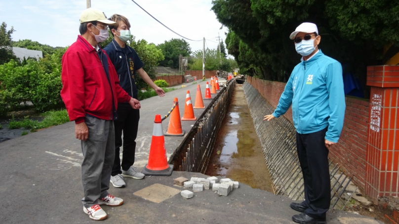 為讓台中市外埔二崁路670巷全線行車通暢  市議員吳敏濟再爭得養工處拓寬西側後路幅  預計四月中完工