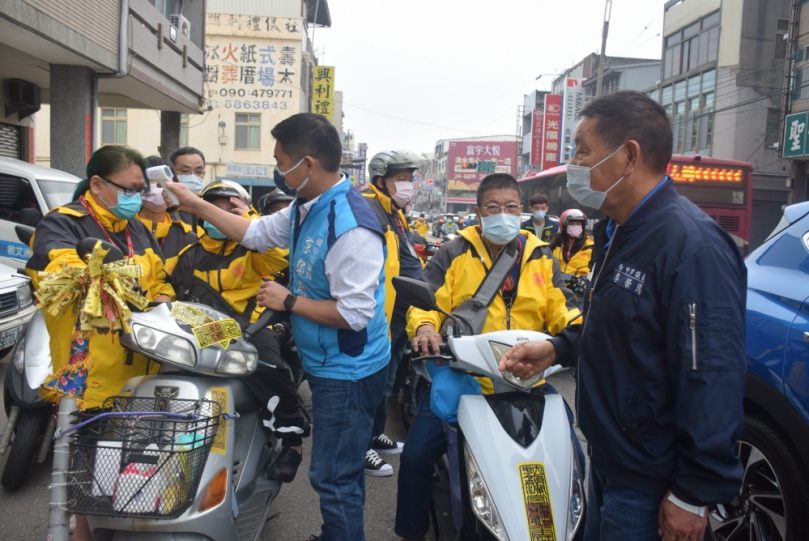 在政界服務二十餘年的台中市議員李榮鴻  今年交捧給兒子李文傑  為民服務重任讓有活力的年輕人來擔當