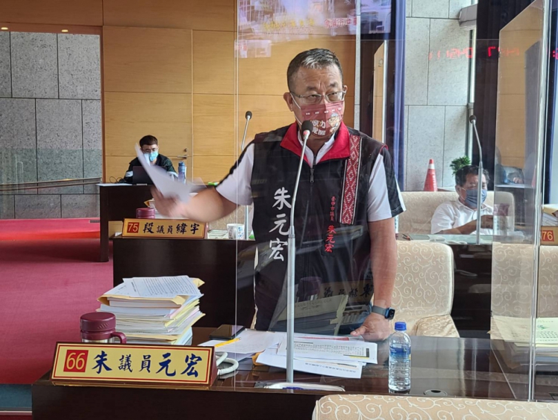 台中市議員朱元宏要求中市府原民會協助解決都會區老人文健站之老人交通問題