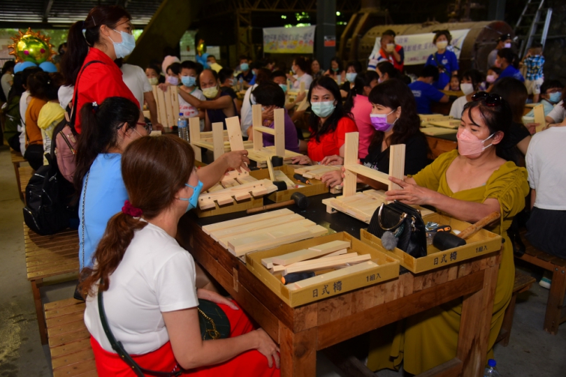 投縣多元族群歡慶父親節 新住民及原民親子DIY手作木椅