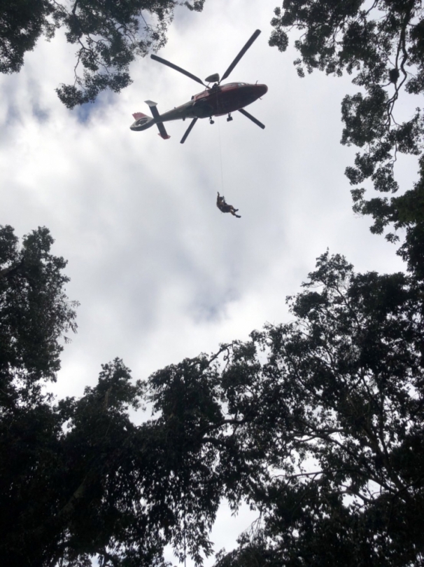 來自新竹原住民父子遠赴阿里山鄉山區打獵 父親身體不適 竹崎分局申請空勤直升機吊掛急送醫