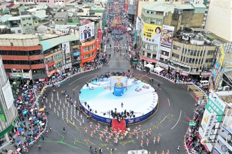 以熱情戰勝寒流！嘉義市踩街嘉年華湧逾萬民眾 盛情迎國際管樂節 晚會伍佰以搖滾樂曲壓軸沸騰冬夜！