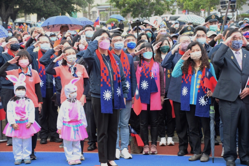 彰化縣112年元旦升旗典禮，王縣長率縣民向國旗敬禮。（照片縣府提供）