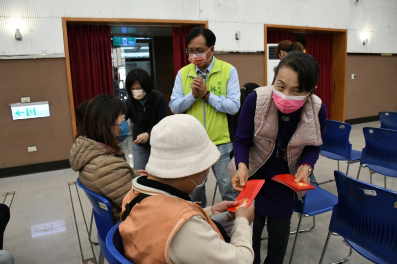 關懷弱勢家庭，大通電子再捐春節慰問金給彰化弱勢家庭。（照片市公所提供）