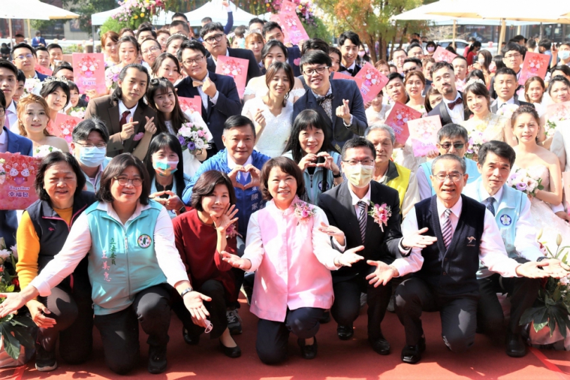 幸福洋溢不用遮〜2023嘉義市啾愛成家集團結婚 市長黃敏惠祝福新人幸福美滿、多生貴子！