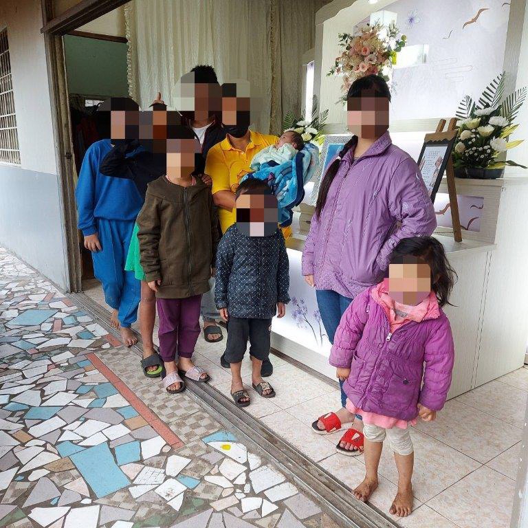 苦命媽媽產後病逝，遺留10名子女亟需幫助，員警結合慈善團體伸援手
