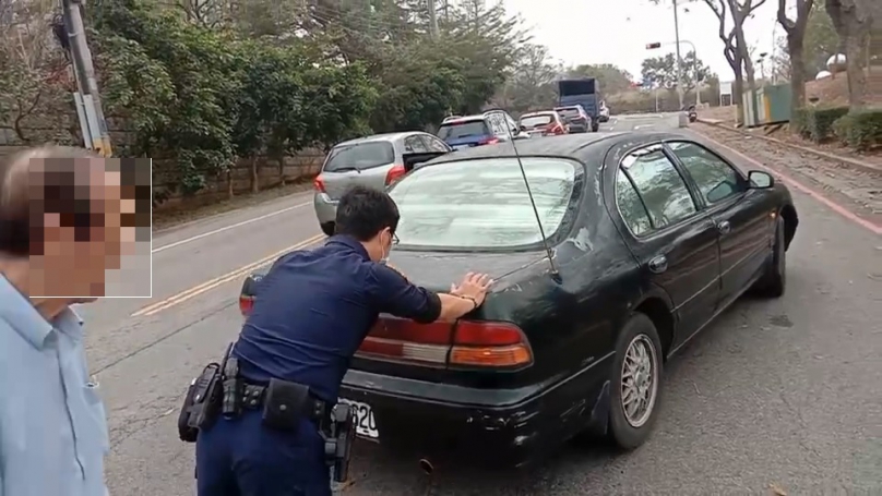 車輛拋錨路中  沙鹿暖警推車神救援