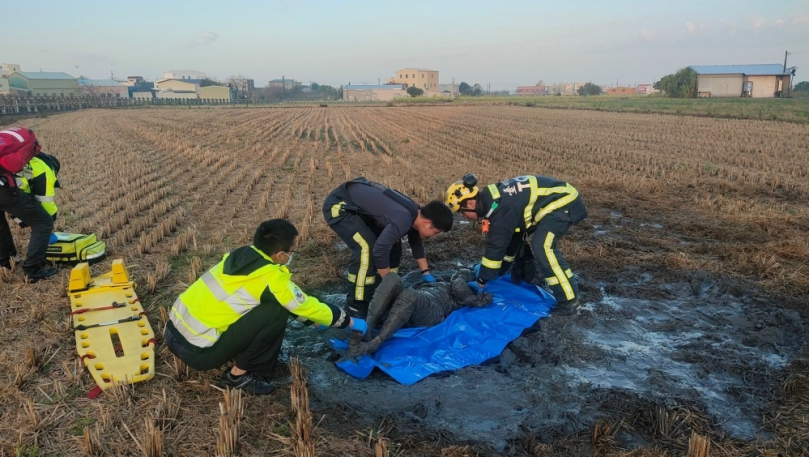 婦人清晨路倒泥濘農田  失溫昏迷前遭路人發現  大甲日南派出所員警張展耀與救護人員即時搶救並無大礙