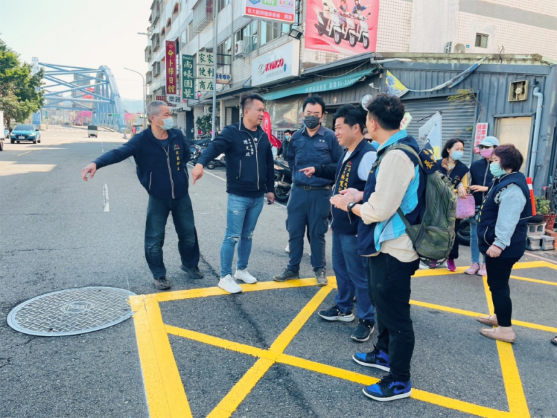 鐵路高架後龐大車潮毀小巷路面  台中市議員陳文政聯手里長改善道路