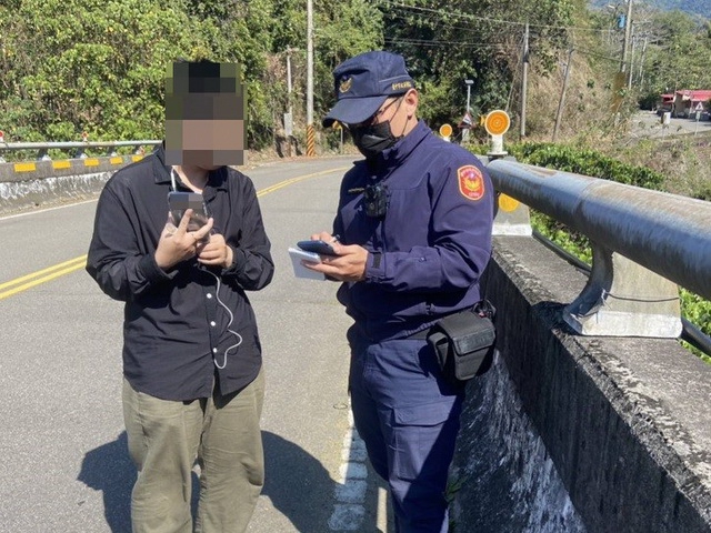 女子出遊騎車拋錨山區  太平警發現熱心助脫困