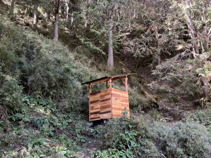 郡大林道登山口設置貓坑式生態廁所  落實無痕山林