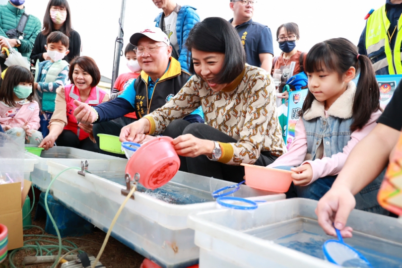 許縣長出席國際傑人會兒童節園遊會 與小朋友同樂