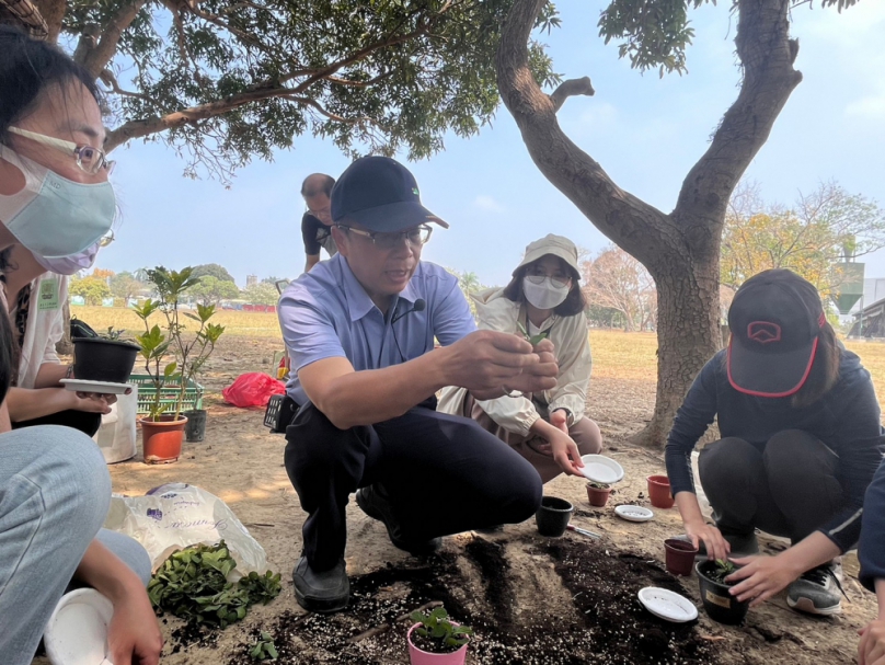 112年植樹月與林鐵共創《竹構》節能減碳新地球活動  林鐵處贈苗並帶領民眾實作扦插盆（臺灣原生植物-矮筋骨草）