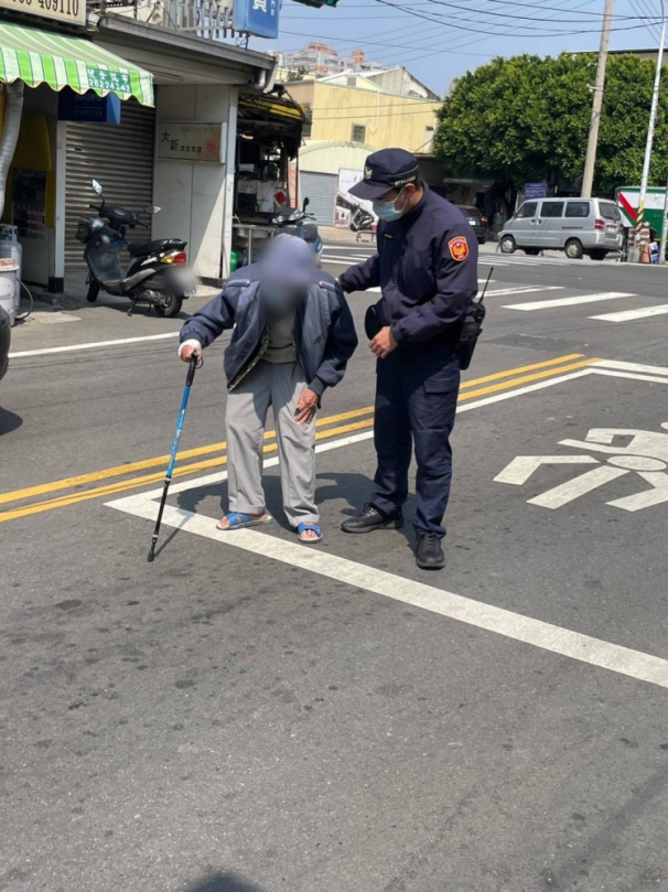 失智老翁卡路中  烏警細心助返家