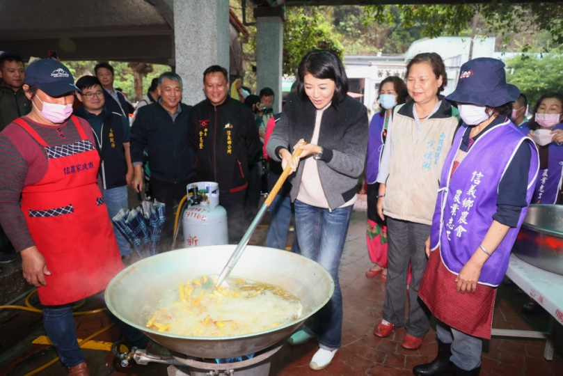 投梅子節開幕 近千親子雨中歡樂體驗手作脆梅