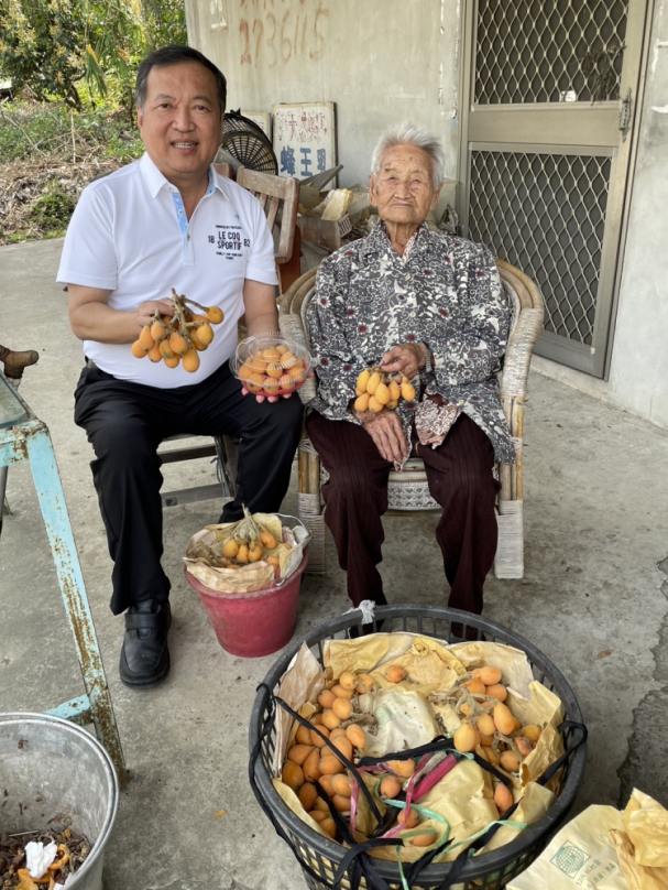 解94歲高齡枇杷果農洪阿嬤燃眉之急  立委莊競程與市議員曾朝榮主動伸出援手代蒐購  減少對阿嬤生活造成衝擊