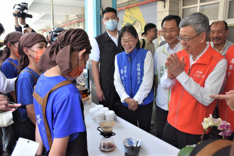 行政院長陳建仁視察雲林僑真國小PU跑道、廁所 肯定中央與地方協力營造優質校園