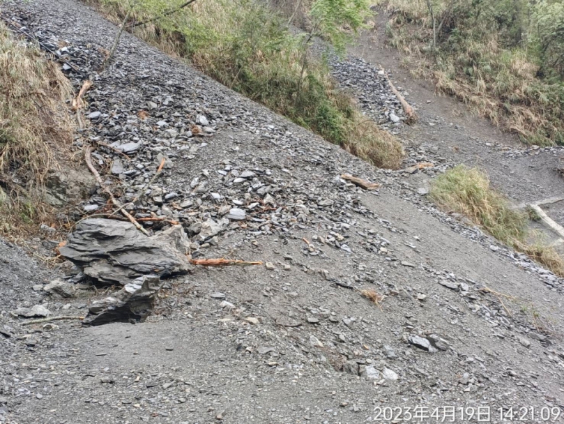 能高越嶺國家步道前段落石改走替代路線