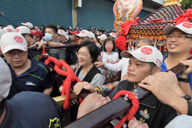 大甲媽遶境抵彰化 ，王縣長扶轎。（照片縣府提供）