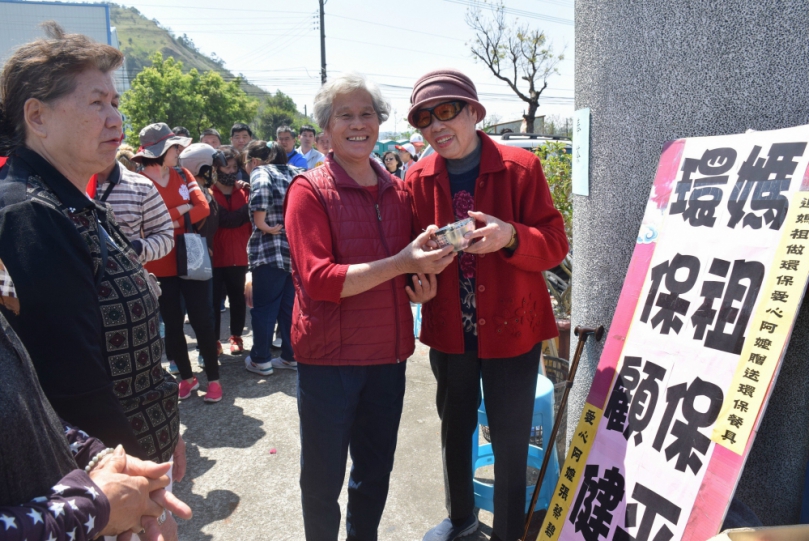 「環保顧健康　媽祖保平安」  九十多歲阿嬤張蔡碧月  大甲媽祖遶境回鑾分送信眾不鏽鋼環保碗及湯匙