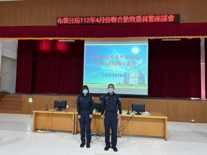 濱海地區炎熱  布袋分局長贈新式排汗內衣  袖子上的警徽及反光印花  更能保障員警的執勤安全