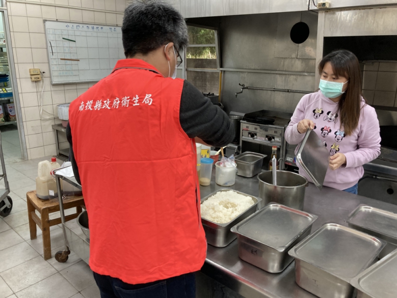 為學校午餐安全把關 112 年學校午餐抽驗結果出爐