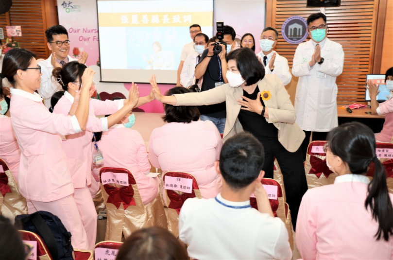 「Our Nurses. Our Future.」國際護師節前夕 雲林縣長張麗善感恩醫護祝護師節快樂〜