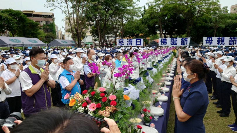 母親節、浴佛節、慈濟日，慈濟在員林公園舉行浴佛大典和孝親活動。（照片慈濟提供）