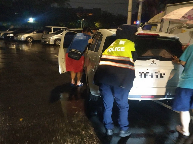 濛濛夜雨愛車拋錨路中  霧峰警分局國光所女警化身大力士徒手推車排除