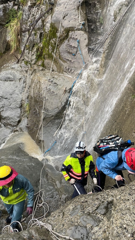 大雨阻斷崩塌壁 阿里山眠月線20名登山遊客受困  阿里山警、消急救援