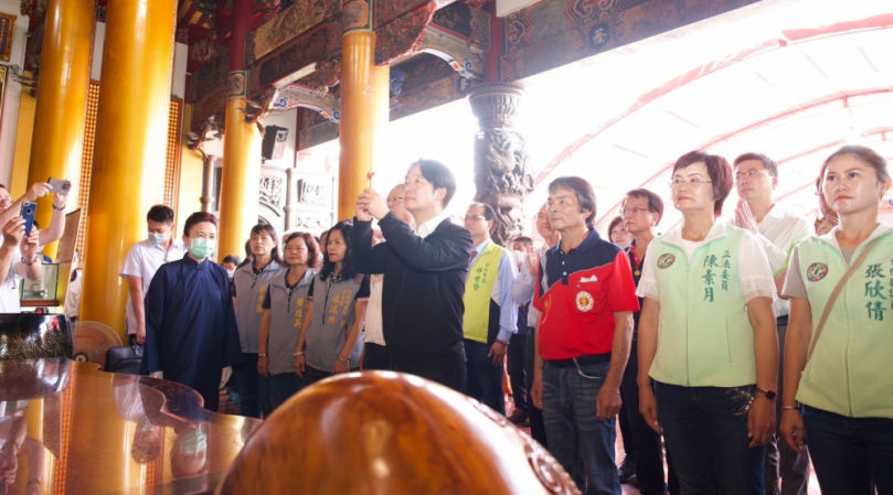 賴清德（前）到大村慈雲寺參拜。（照片陳素月服務處提供）