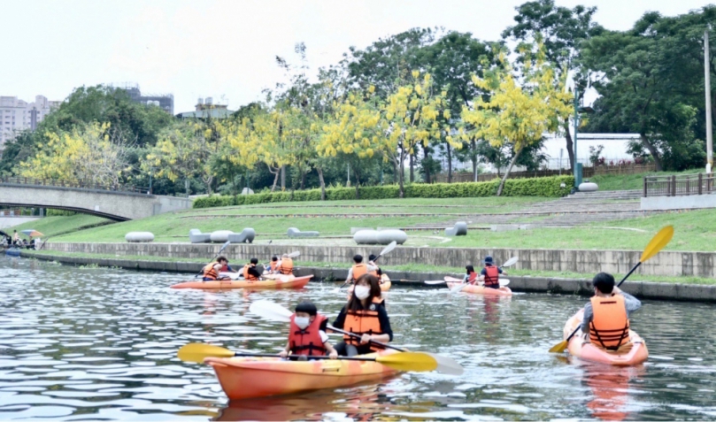 中市水上運動嘉年華親子划舟獲好評  運動局長李昱叡：積極推廣全民運動