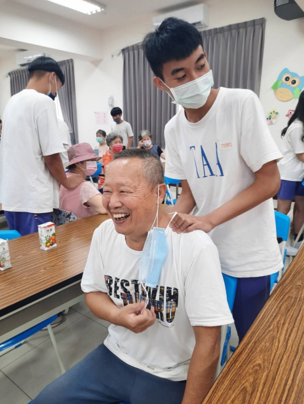 三育高中國中學生首創與高齡年長者交流