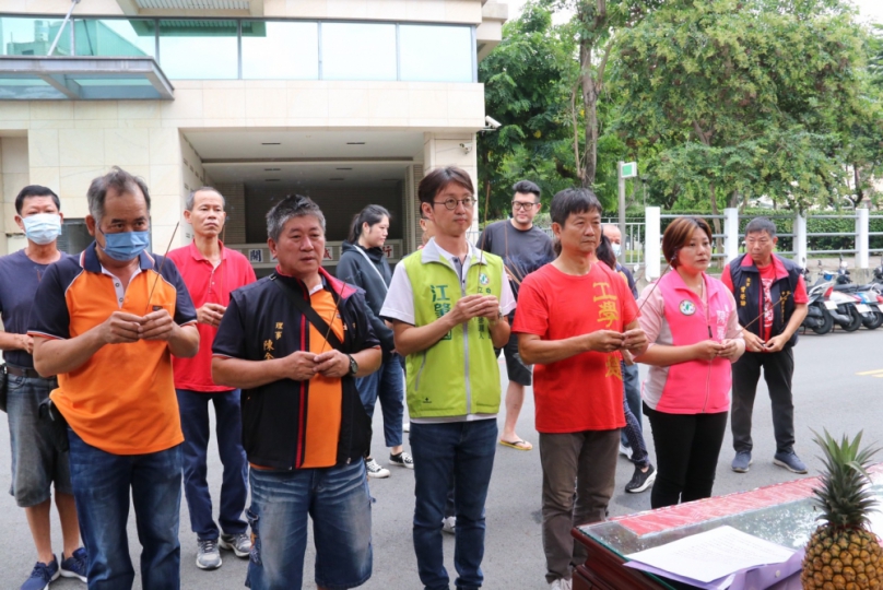 台中市南區工學福德祠於6月14日凌晨慘遭祝融  台中市議員江肇國、陳雅惠等人到場參拜  期盼後續的重建工作順利