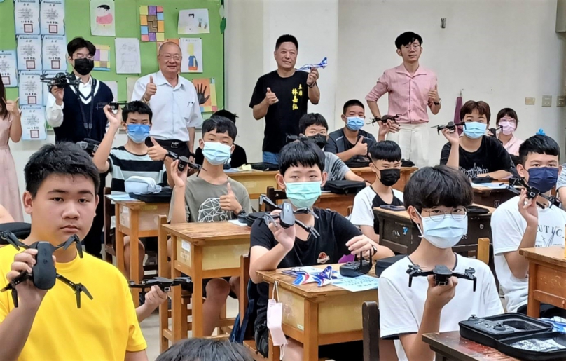 台灣觀光醫療協會及未來科技教育中心 舉辦AI智能無人機研習營活動 為年輕學子打開探索熱門科技的大門〜