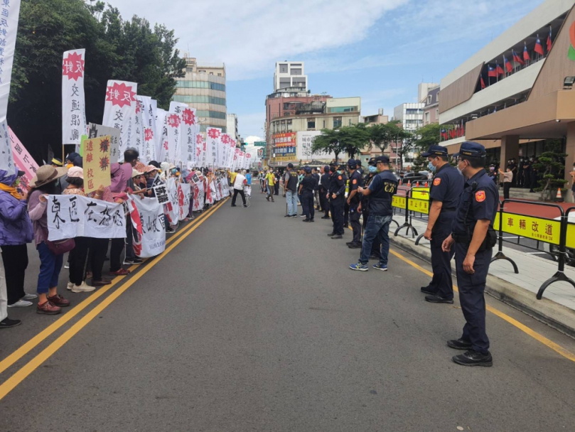 員林市計劃在東區興建殯儀館，千名里民至公所抗議，警方以拒馬阻隔。（照片記者林碧珠攝）