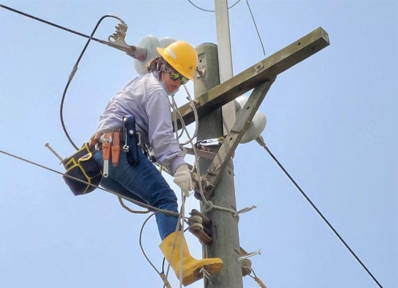 台電雲林區處維護配電線路供電穩定不再是男生的專利 外線技術員女力也可不讓鬚眉！