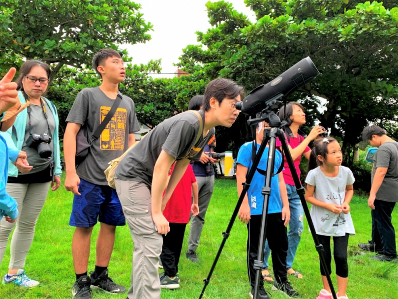 嘉義東石鰲鼓濕地「蝠」滿園 林務局嘉義林管處「阿蝠夜未眠」活動 帶領大小朋友認識高頭蝠生態〜