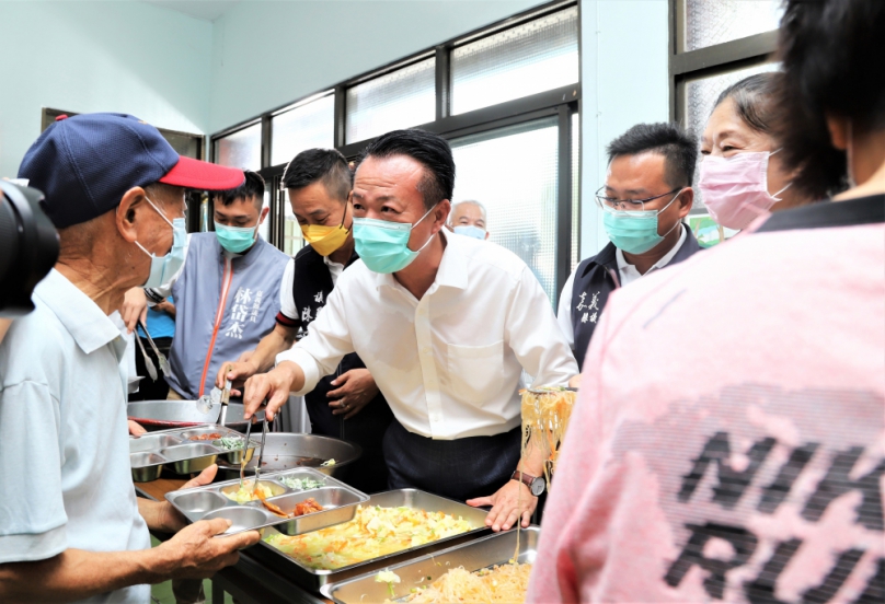 嘉義縣老年人口比例全國最高！民雄鄉鎮北社區老人食堂揭牌 縣長翁章梁等人幫忙打菜 長輩吃得笑容洋溢〜