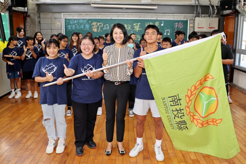 民和國中濁岸合唱團將啟程出國參加世界青少年合唱節大賽許縣長親自授旗祝福凱旋為南投、臺灣爭光