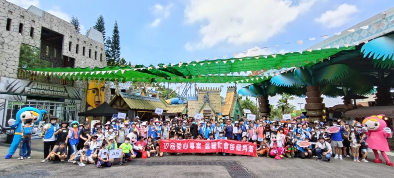 矽品志工陪家扶親子暢遊劍湖山。（照片家扶提供） 　